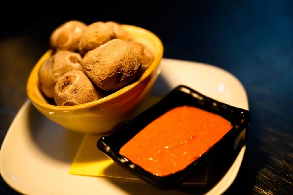 Papas arrugadas avec mojo présentées par Wapa Tapa