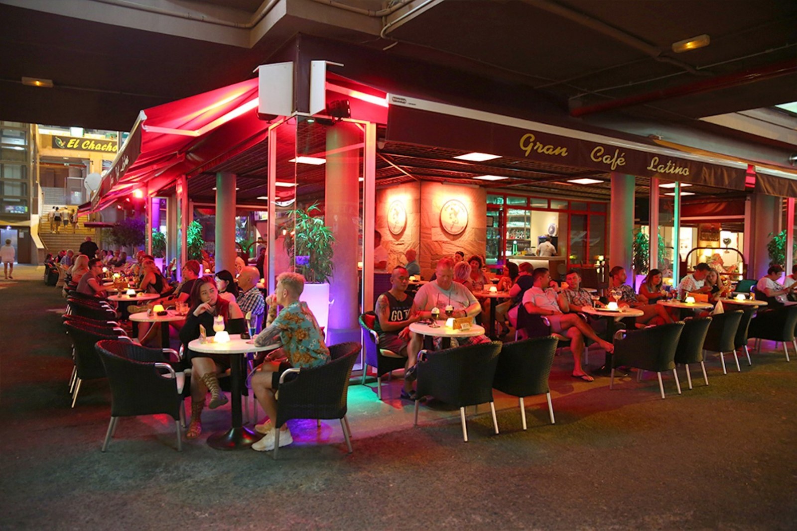 Terrasse nocturne au Yumbo