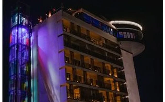 Façade de l’hôtel éclairée de nuit