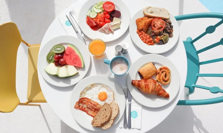 Petit-déjeuner complet dressé sur une table colorée