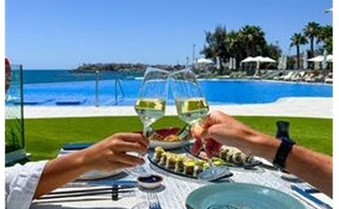 Cordial Santa Águeda — Sushis et verres de vin face à la piscine