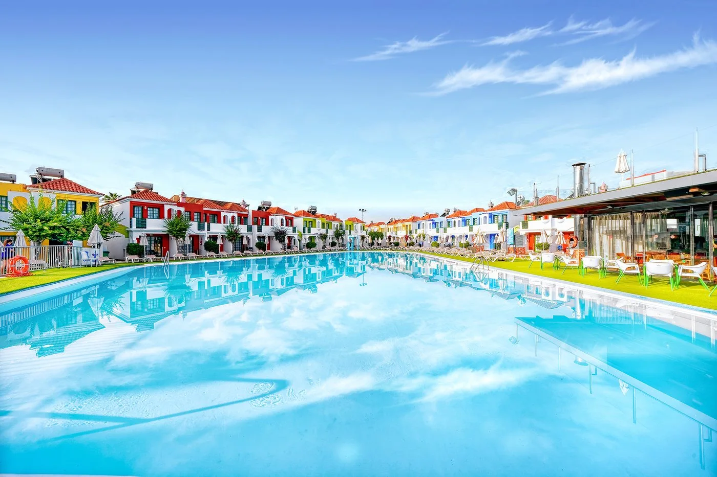Vue générale de la grande piscine des Bungalows Vistaflor
