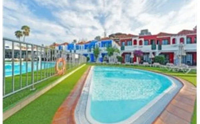 Bassin pour enfants et bungalows Vistaflor