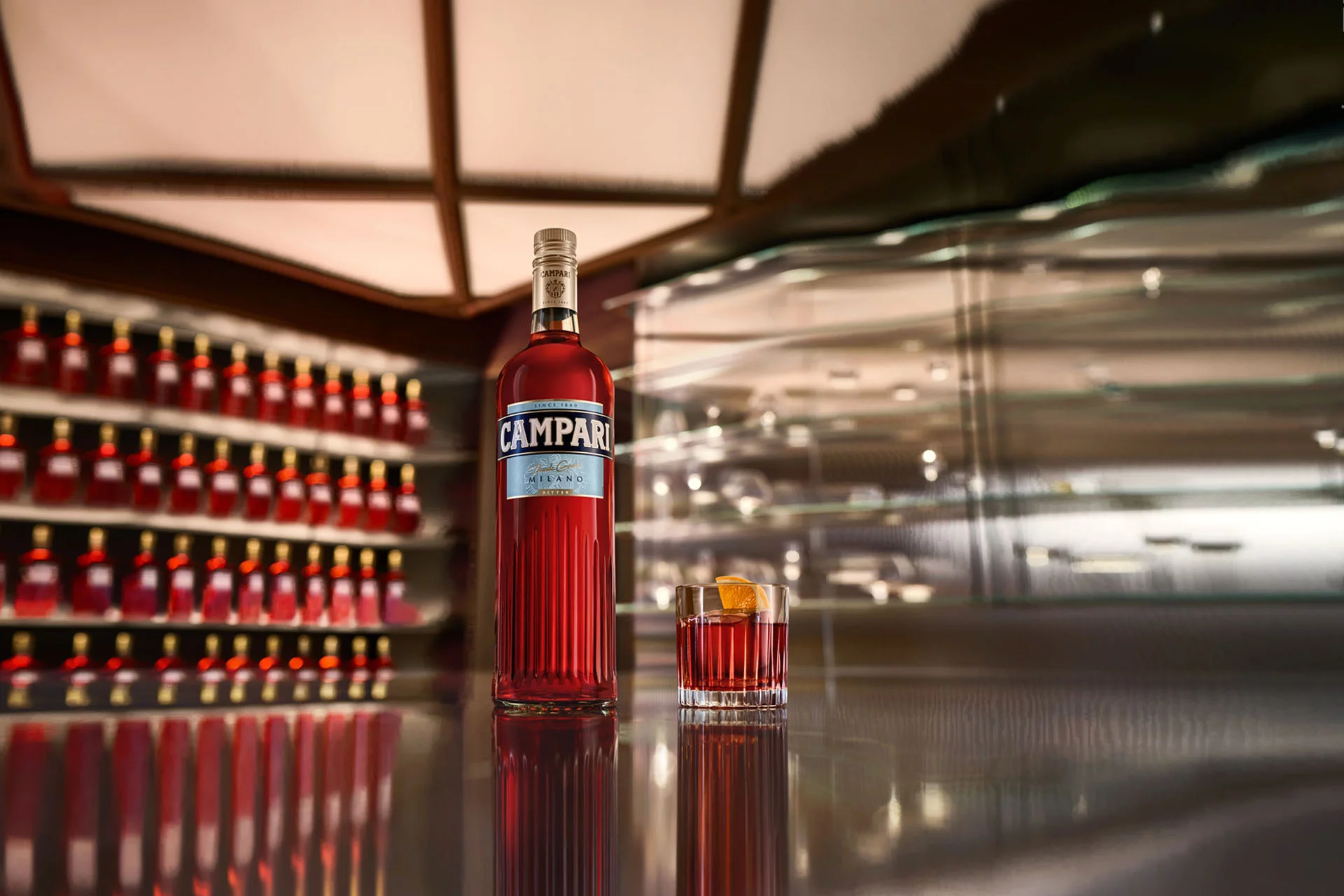 Bouteille officielle Campari et verre servi