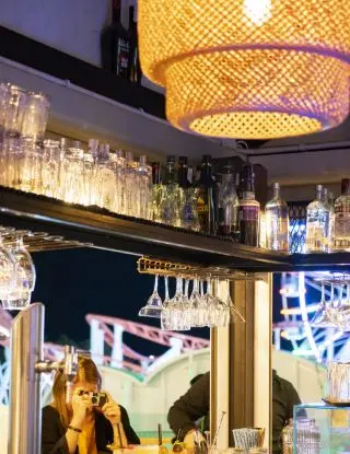 Nomad Gastro Market — comptoir du bar et verrerie