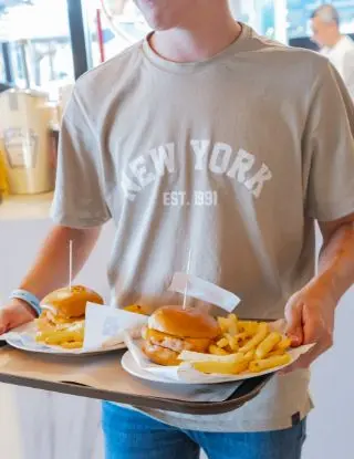 Nomad Gastro Market — plateau de burgers et frites