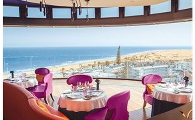 Salle du restaurant 360° avec vue panoramique