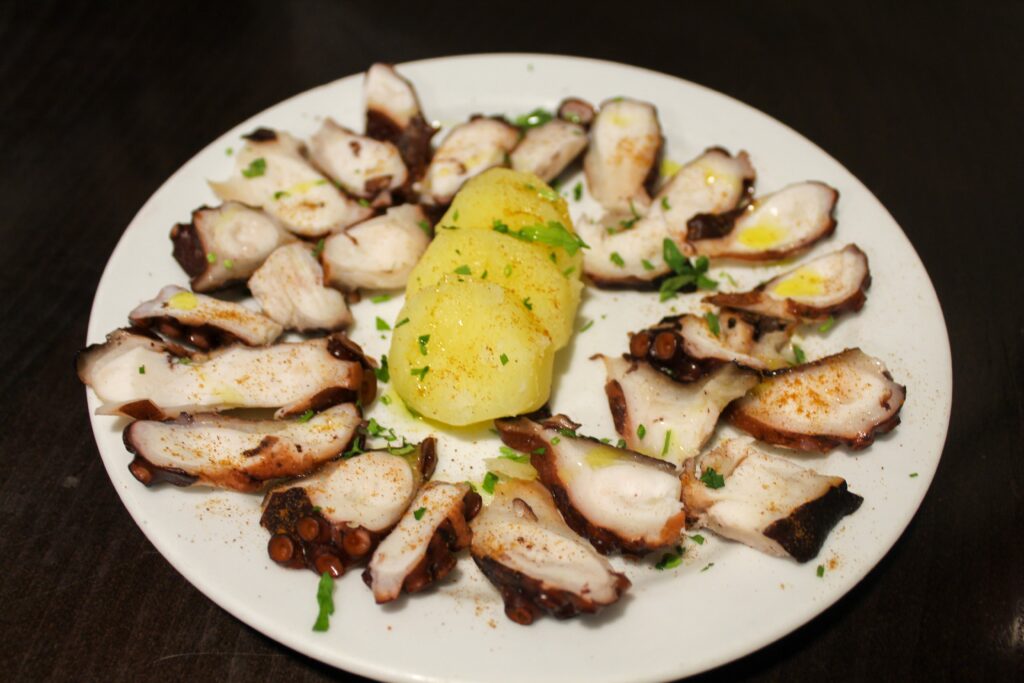 Assiette de poulpe présentée par l’établissement