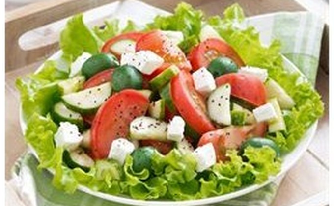 Salade Rustico (feta, concombre, tomate, oignon rouge, olives)